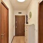 Flat 1 Lejlighed *